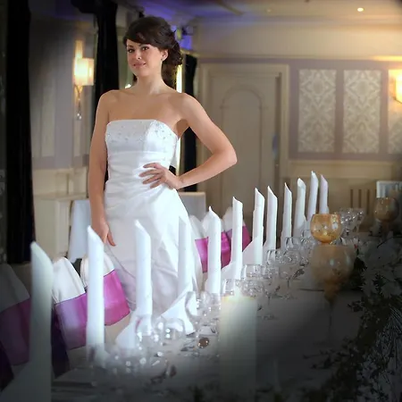 فندق Auburn & Leisure Centre 3*